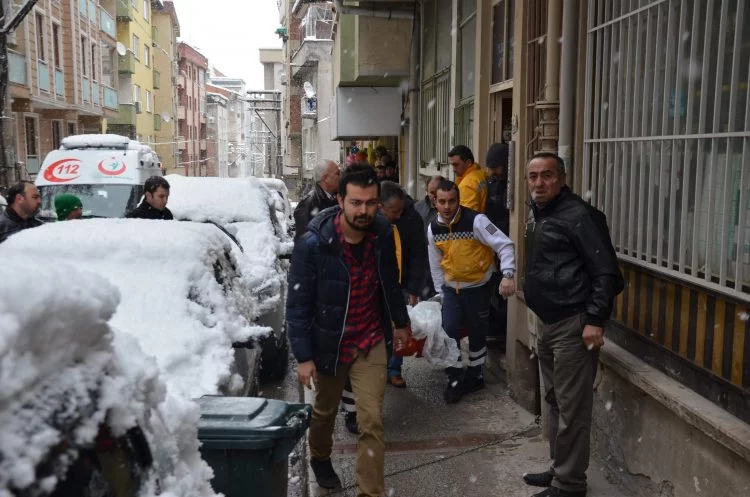 Bursa'da annesini 243 yerinden bıçakladığı için girdiği cezaevinde öldürülen adamın katil zanlıları hakim karşısında
