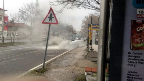 Bursa'da sürücü yanan otomobilden aşağıya atladı