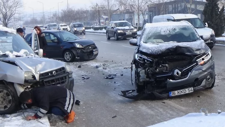 Bursa'da yollar buz pistine döndü, kazaların ardı arkası kesilmedi