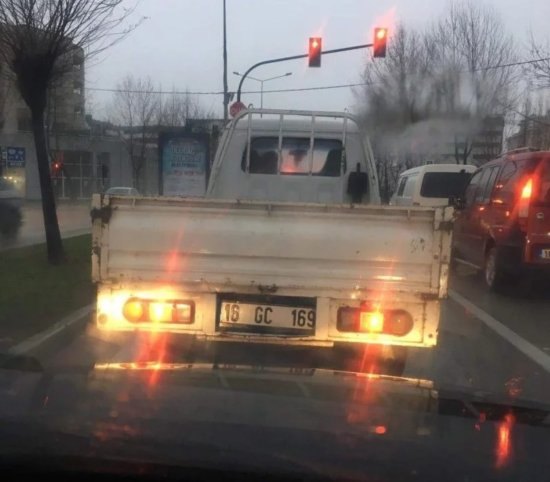 Bursa'da kamyonet sürücüsü can güvenliğini hiçe saydı