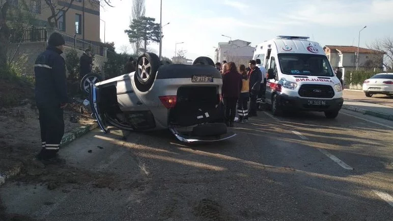 Bursa'da otomobil sollama yaparken takla attı 
