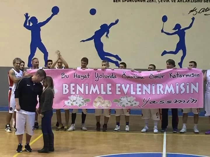 Bursa'da basketbol maçında sürpriz evlilik teklifi