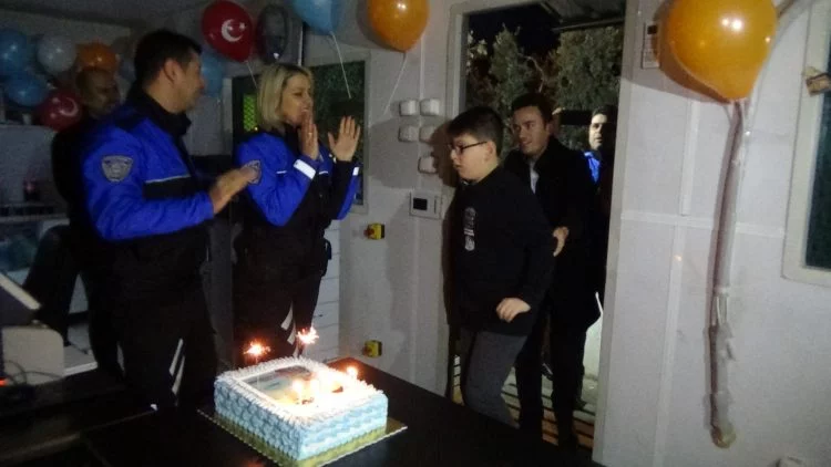 Bursa polisinden 13 yaşındaki Utku'ya doğum günü sürprizi