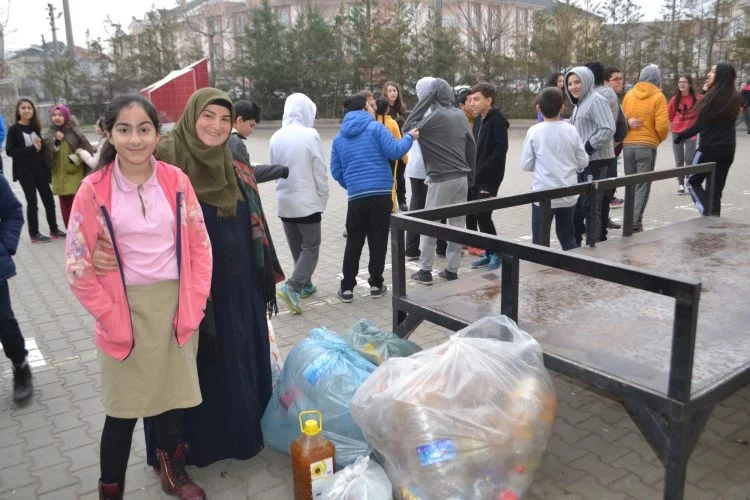 Bursa'da atıkları getirenler ücretsiz alışveriş yaptı