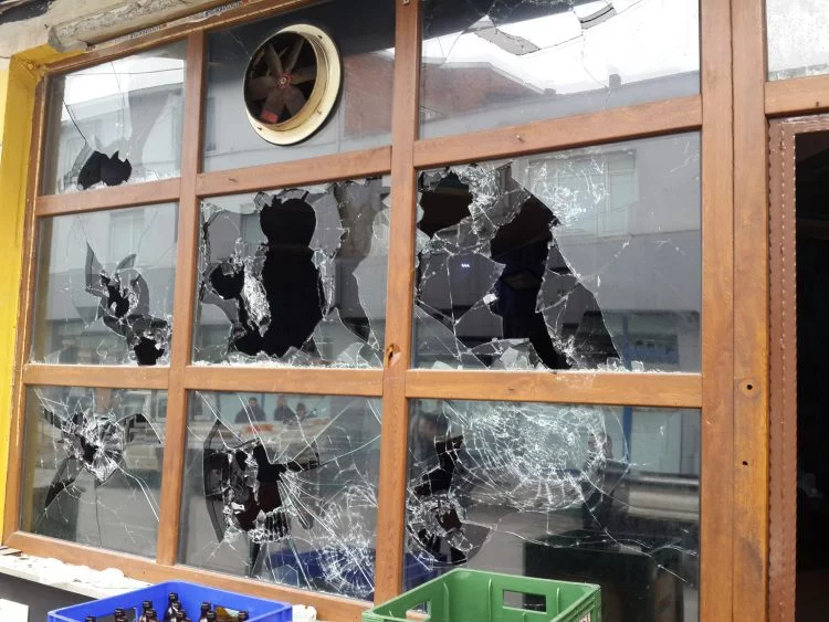 Bursa'da abisine kızan adam, restoranın camlarını tuz buz etti
