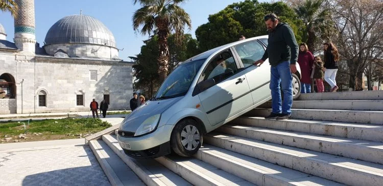 Bursa'da ilginç görüntü! Şaşkın sürücü otomobille merdivenlerden indi