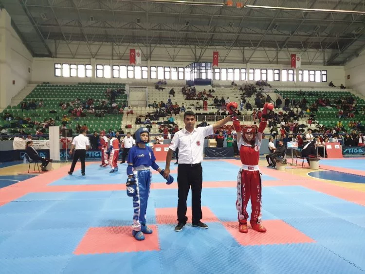 Bursa'nın gururu Sıla, Kick-Boks Şampiyonası'nda Türkiye üçüncüsü oldu!