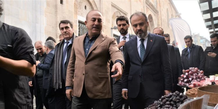 Dışişleri Bakanı Çavuşoğlu Bursa'da Tarihi Kapalı Çarşıyı gezdi