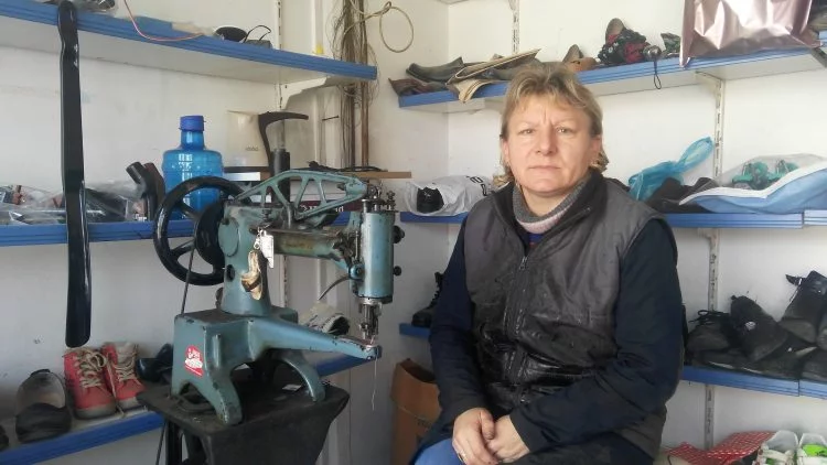 Bursa'daki kadın ayakkabı tamircisi, eşinden öğrendiği meslekte 8 yılı devirdi