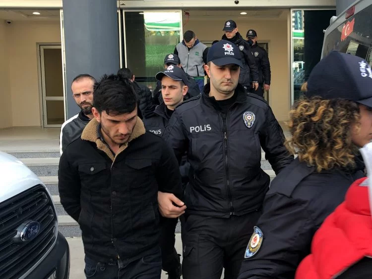 Bursa'da yakalanan uyuşturucu satıcıları adliyeye sevk edildi