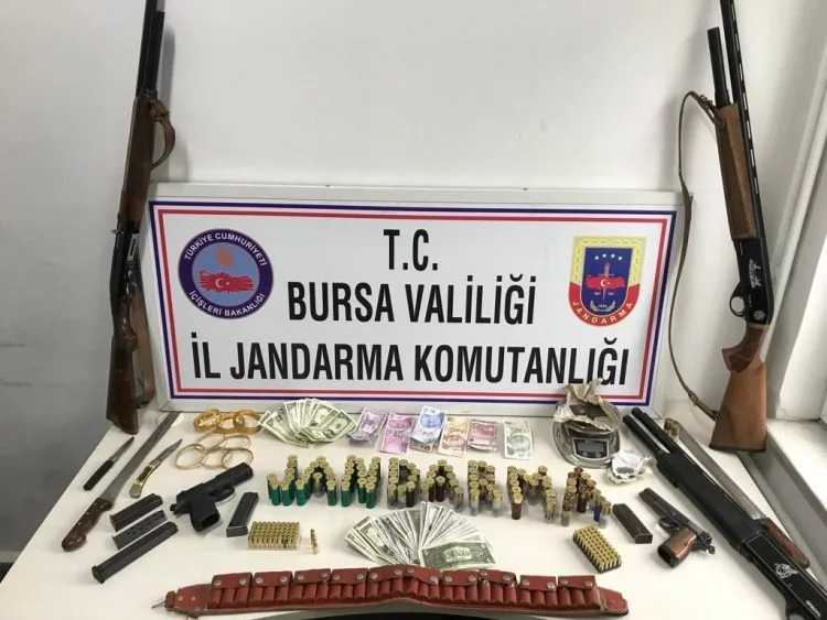 Bursa'da uyuşturucu baskını yapılan evde cephanelik çıktı