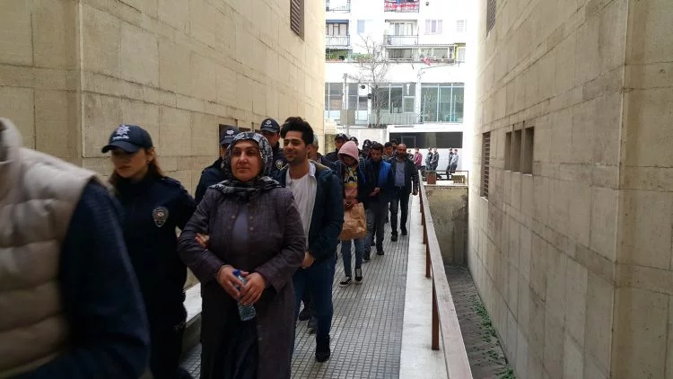 Bursa'da yakalanan PKK sempatizanları adliyeye sırıtarak girdi