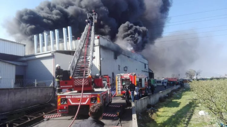Bursa'daki fabrika yangını 100 kişilik itfaiye ekibiyle kontrol altına alındı