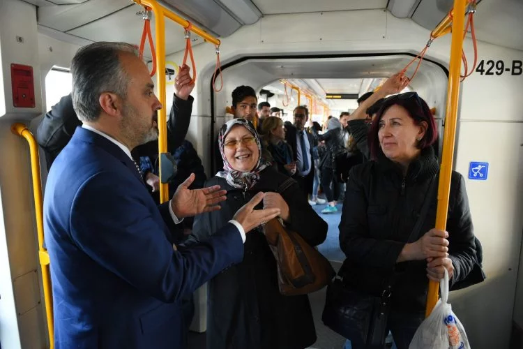 Başkan Aktaş'tan metro yolcularına sürpriz