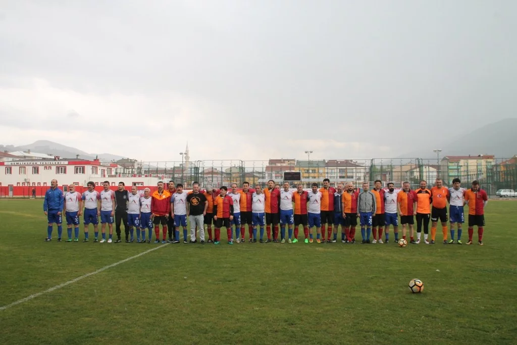 Galatasaray'ın eski futbolcuları Gemlik'te mahkumlarla maça çıktı