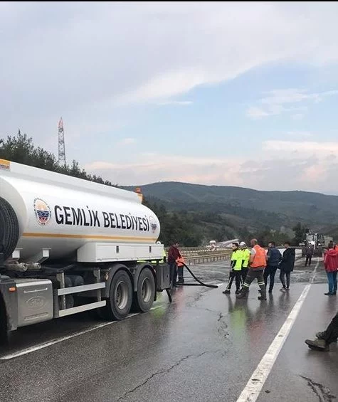 Bursa'da TIR devrildi! yol trafiğe kapandı