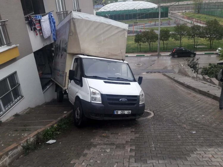 Bursa'da geri kayarak evin balkonundan içeri giren kamyon dehşet saçtı