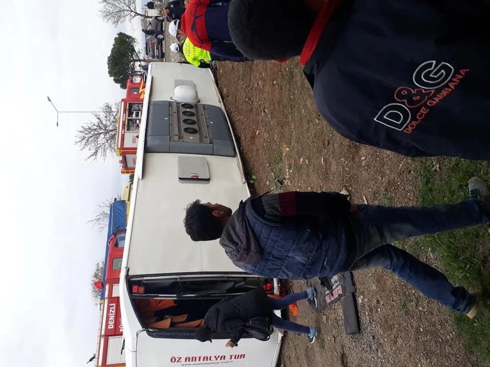 Öğrencileri taşıyan otobüs devrildi! çok sayıda yaralı var