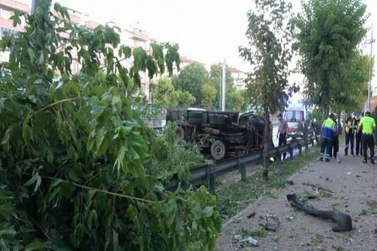 Ağaçları yerinden söken kamyonet yan yattı: 2 kişi yaralandı