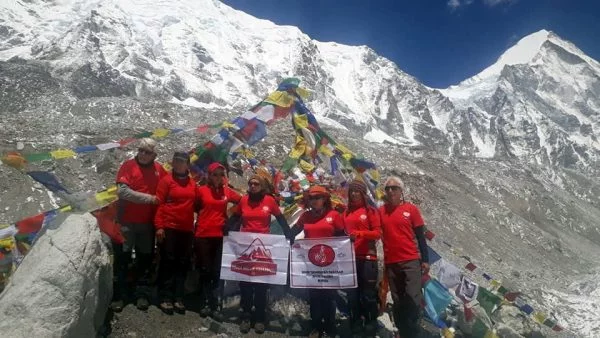 Bursalı dağcılar Everest'e tırmandı
