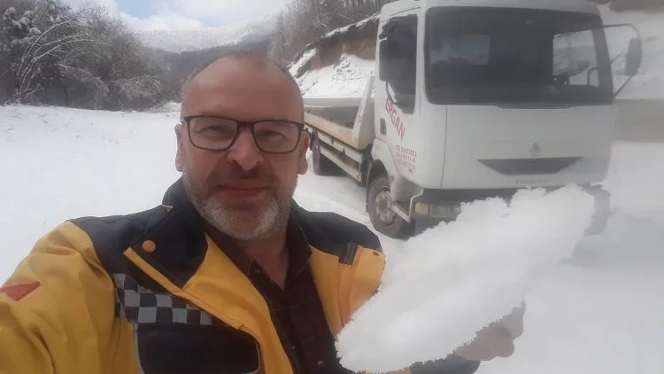 İnegöl'de kar yağışı sürücülere zor anlar yaşatıyor
