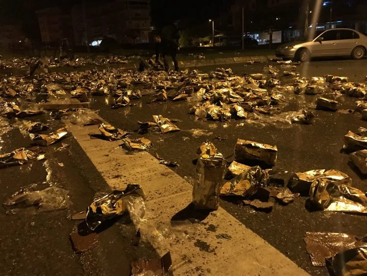 Bursa'da TIR kazası! 20 ton zeytinyağı yola saçıldı