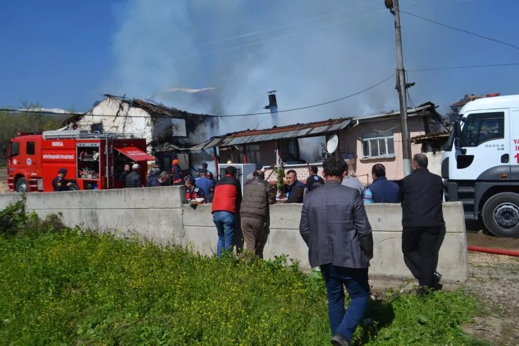 Bursa'da korkutan yangın! İki katlı ev alevlere teslim oldu