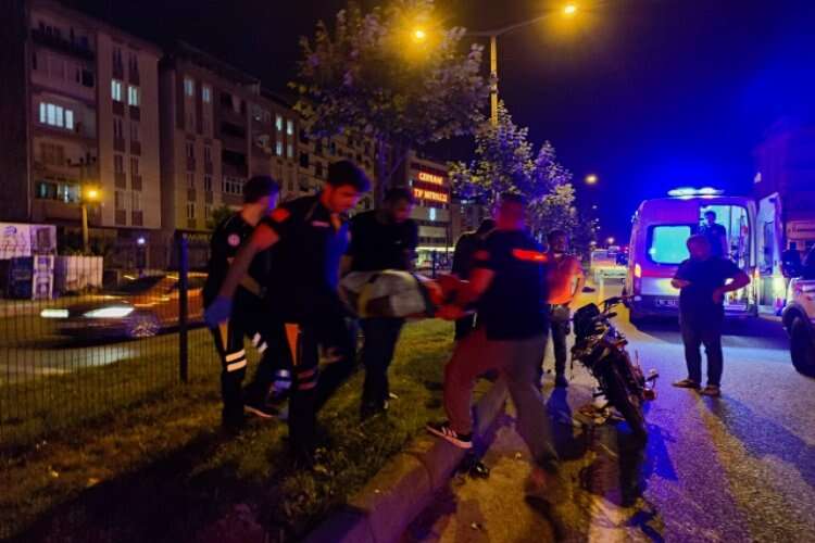 Bursa'da motosiklet traktöre çarptı: 2 yaralı