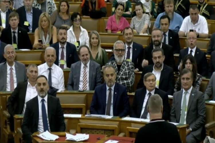 Büyük Türk - Hun Kurultayı öncesi Türk kökenli milletler Macaristan Ulusal Meclisi'nde bir araya geldi