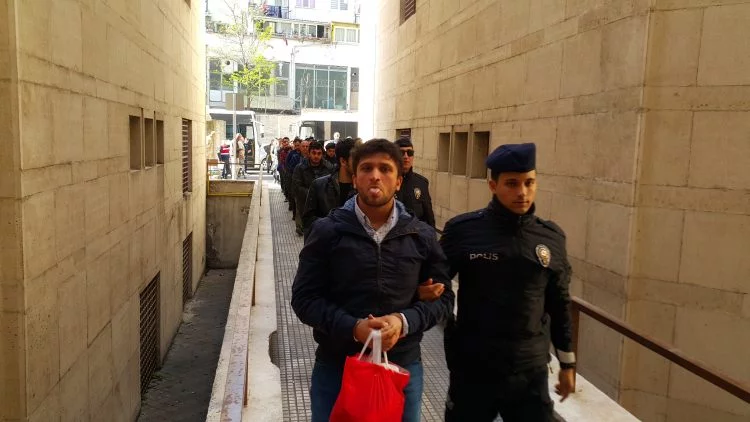 Bursa'da adliyeye sevk edilen FETÖ'cü hainlerin pişkinliği objektiflere yansıdı