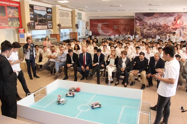 Bursa'da futbol oynayan robotlar kıyasıya yarıştı