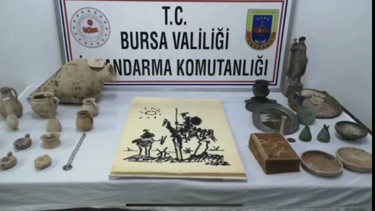 Tarihi eser kaçakçıları Bursa'da Picasso'ya ait eseri satmaya çalışırken yakalandı