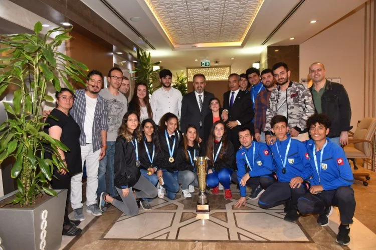 Yıldırım İşitme Engelliler Spor Kulübü kupa sevincini Başkan Aktaş'la yaşadı