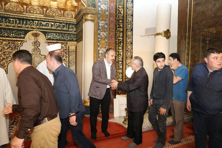Başkan Aktaş ramazanın ilk teravihini Ulucami'de kıldı