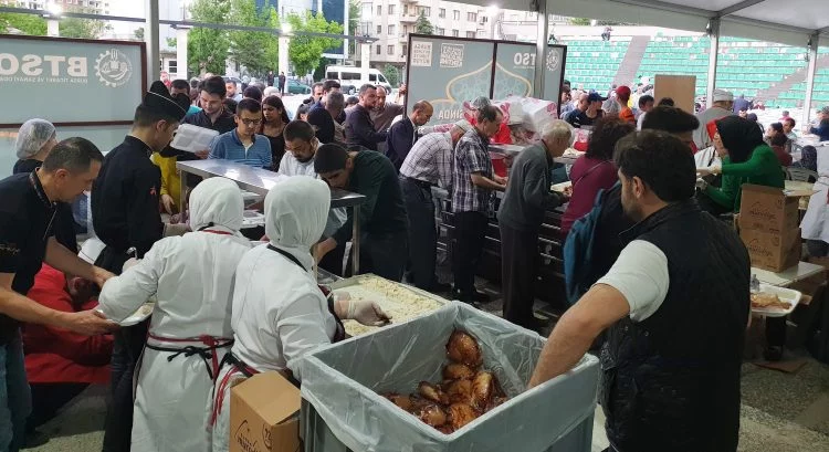 Bursalılar ilk iftar heyecanını BTSO ile yaşadı