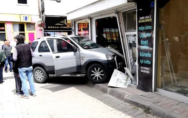 Mudanya'da direksiyon hakimiyetinin kaybeden sürücü sokak yerine kuyumcuya girdi