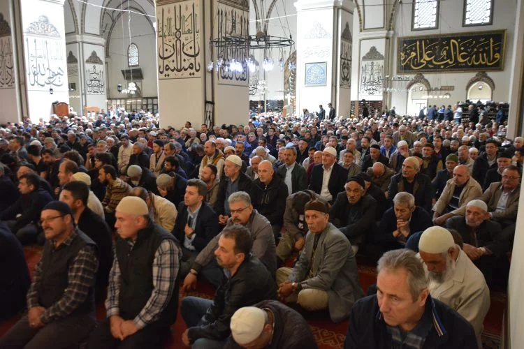 Bursa'da ramazan'ın ilk cuma namazında camiler doldu taştı