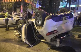 Bursa’da yüksek hızla makas atan sürücü 2 araca çarpıp takla attı. Araçta sıkışan bir kişi ağır olmak üzere 2 kişi yaralandı.