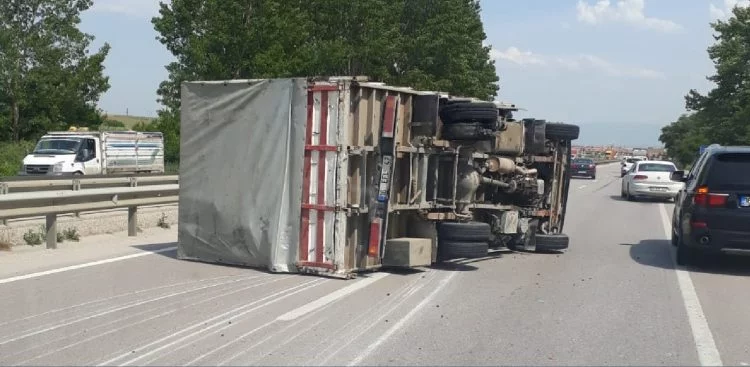 Bursa'da seyir halindeki kamyonet lastikleri patlayınca yan yattı