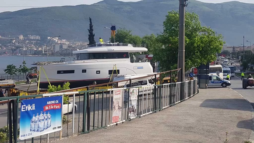 Bursa'da karadan yürütülen tekne trafiği kilitledi
