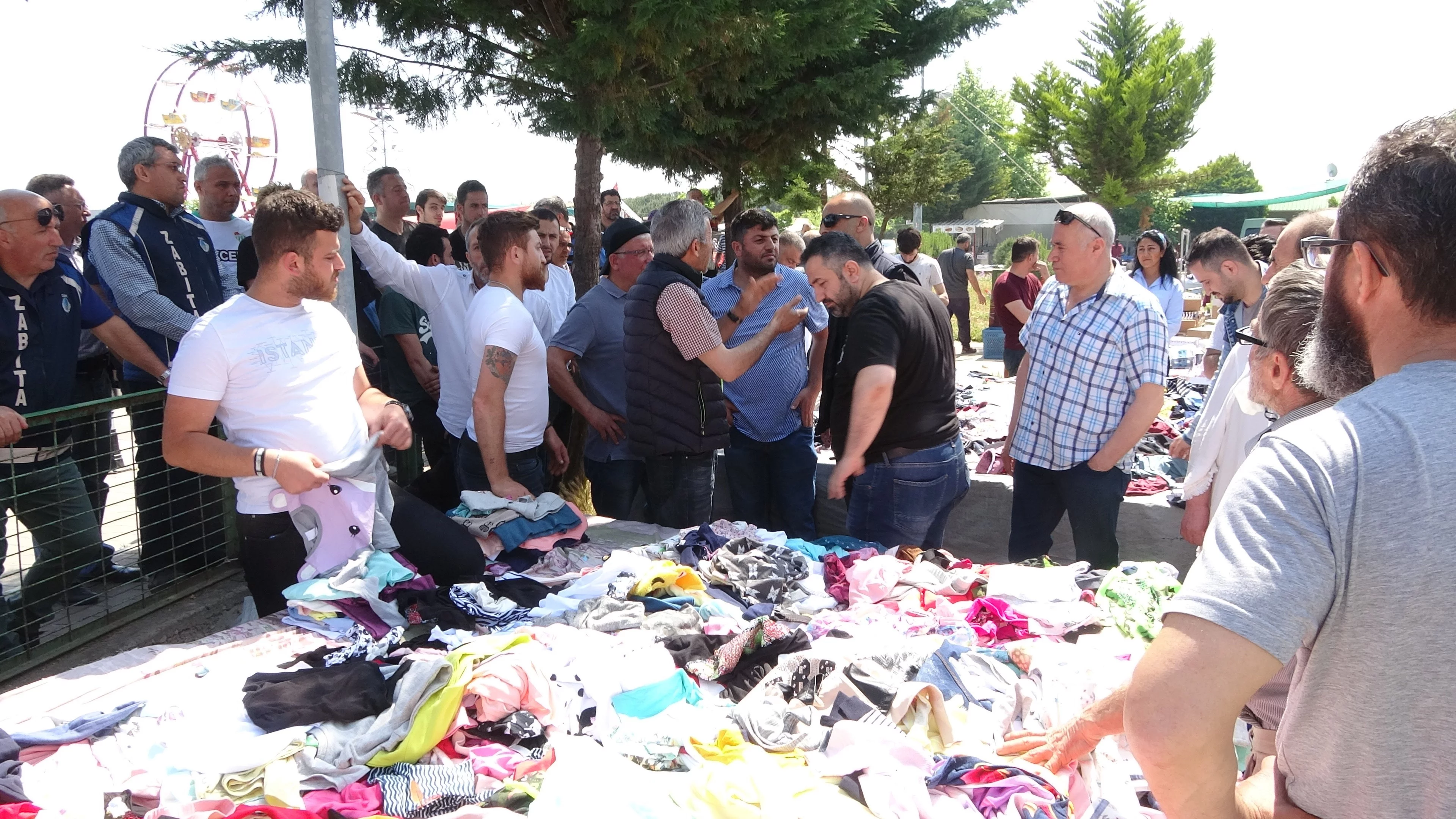Mudanya'da pazarcılar Belediyeyi protesto etti! Mallarını ateşe verdiler