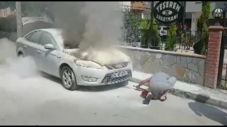 Bursa'da park halindeki otomobil bir anda alev aldı
