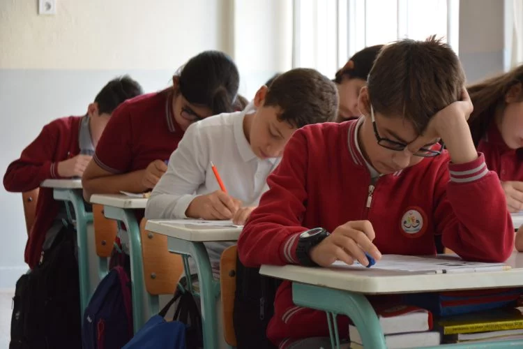 Bursa'daki bu okulda sınavlar öğretmensiz yapılıyor