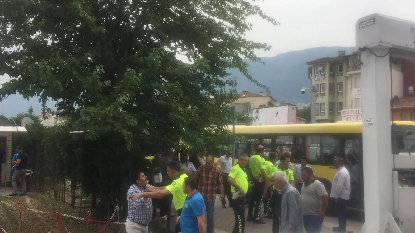 Bursa'da otobüs şoförü ile yolcu birbirine girdi ortalık savaş alanına döndü