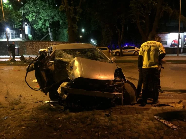 Bursa'da sahur vakti korkunç kaza! Sürücü ön camdan fırladı...