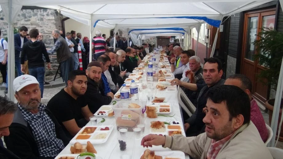 Bursa'da Somuncu Baba Vakfı ramazan boyunca bin 500 kişiye elden ele yemek ulaştırdı