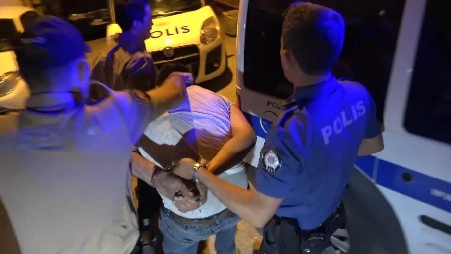 Bursa'da polis ekiplerine tornavidayla saldıran zanlı çevredekilerin yardımıyla yakalandı