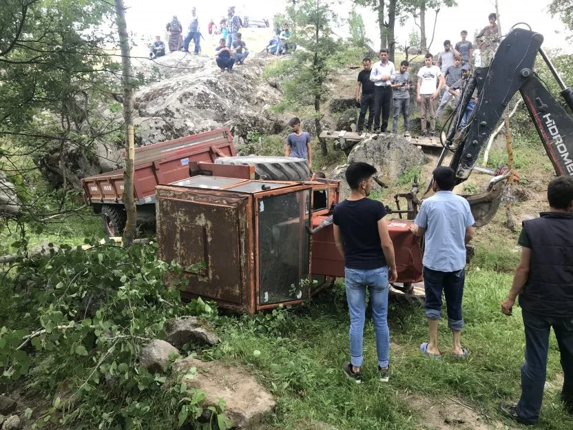 Bursa'da el freni çekilmeyen traktör uçuruma yuvarlandı