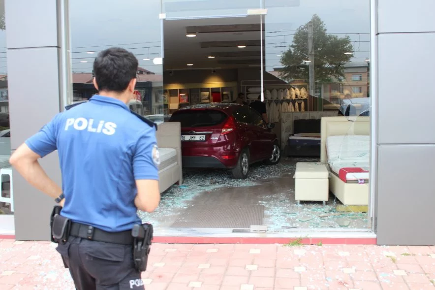 Bursa'da fren yerine gaza basan sürücü mobilya mağazasına girdi