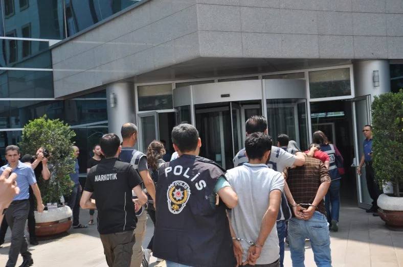 Bursa'da bin polisle düzenlenen Çekirge operasyonunda 10 torbacı tutuklandı